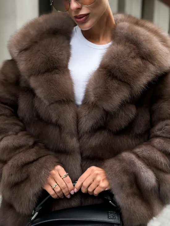 Шуба из меха куницы с капюшоном цвет трюфель - фото 1