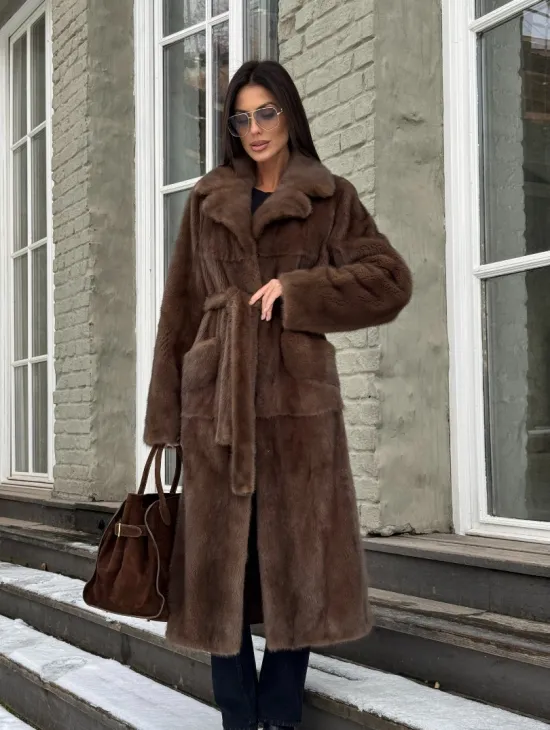 Классическая женская норковая шуба в цвете соболь с поясом и накладными карманами - фото 10