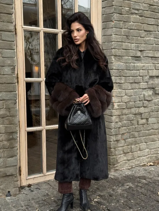 Шикарная черная норковая шуба с меховыми манжетами из куницы - фото 6