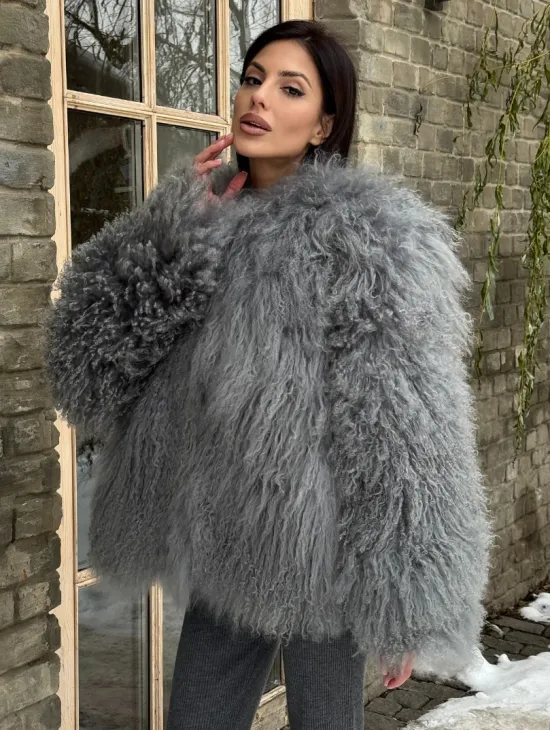 Шуба из меха ламы серого цвета - фото 5