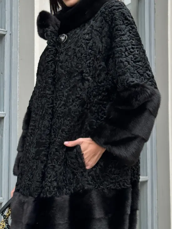 Черная шуба из меха каракульчи с отделкой из меха норки - фото 1