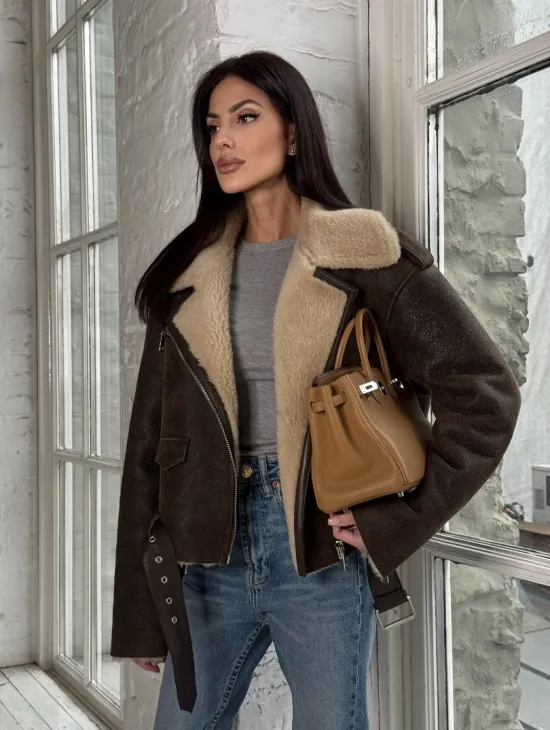 Короткая молодежная косуха-дублёнка из натуральной овчины - фото 9