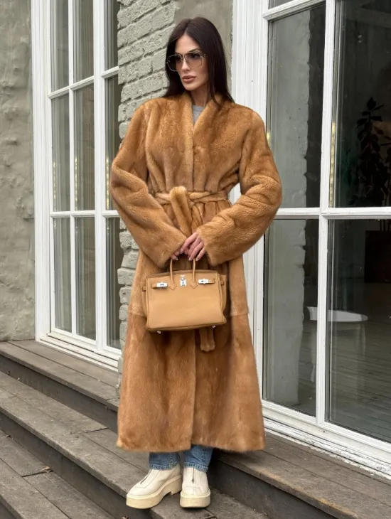 Шуба из норки «Gold» в классической выкладке с V-образным воротником и поясом - фото 0