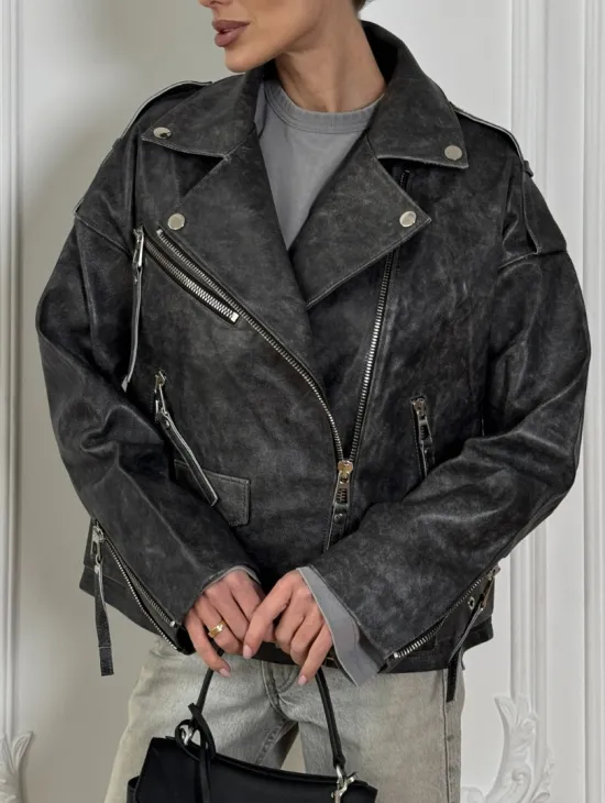 Косуха из натуральной серой кожи с эффектом винтажа и декоративными кнопками по краям воротника - фото 1