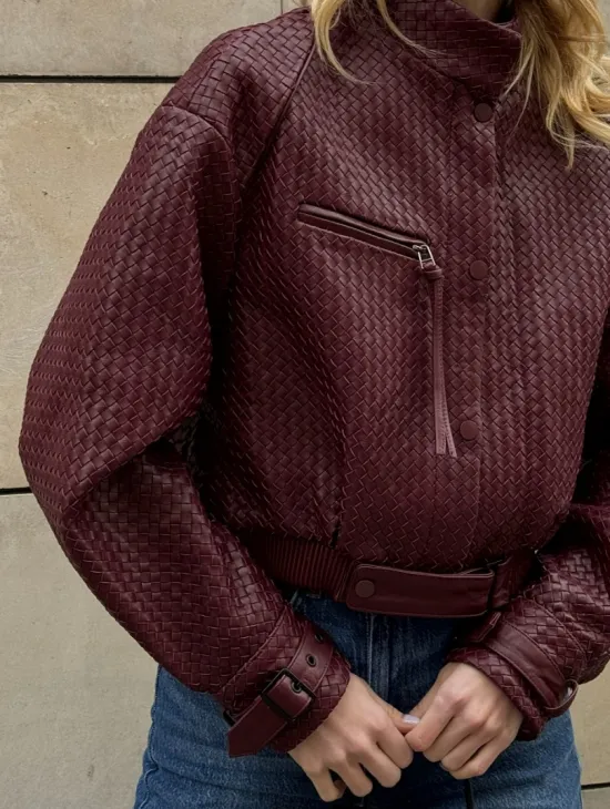 Бомбер женский из натуральной плетеной кожи - Burgundy цвет - фото 1