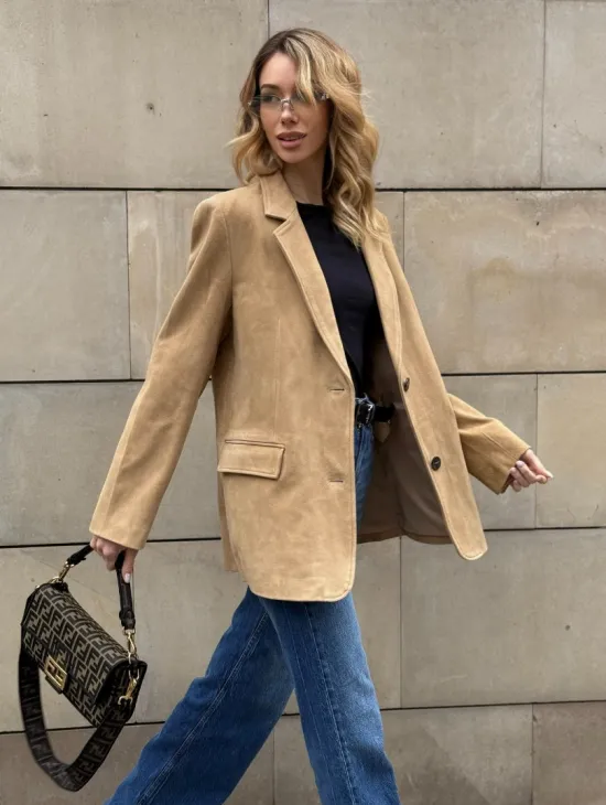Стильный однобортный пиджак из натуральной замши в бежевом цвете - фото 8
