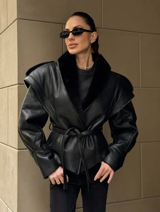 Черная куртка - дубленка на запах с поясом из меха мериноса - фото 7