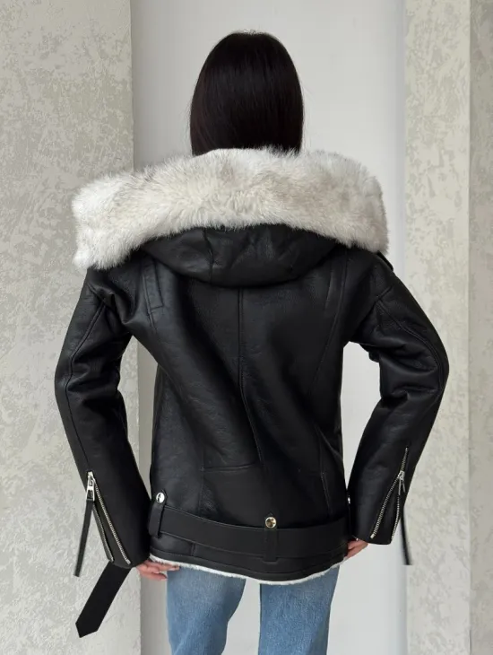 Черная куртка дубленка с капюшоном - фото 3