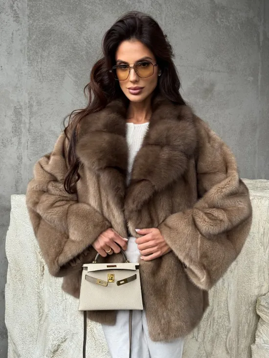 Короткая норковая шуба с воротником куницы - фото 0