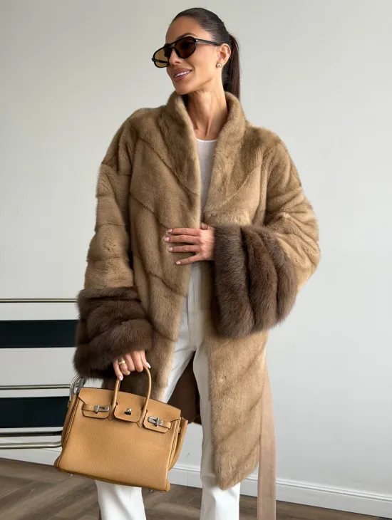 Бежевая норковая шуба с отделкой на рукавах из куницы - фото 0