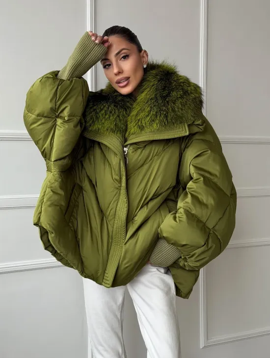Женский стеганный пуховик с воротником чернобурки - фото 10