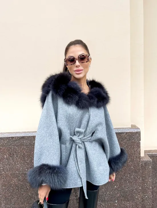 Пончо из натуральной шерсти с капюшоном из песца - фото 1