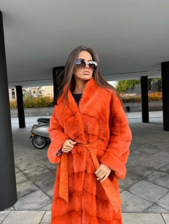 Шуба из меха скандинавской норки в оранжевом оттенке - фото 1