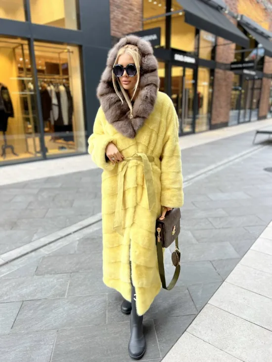 Шуба из плюшевой норки с капюшоном из меха куницы в лимонном цвете - фото 0