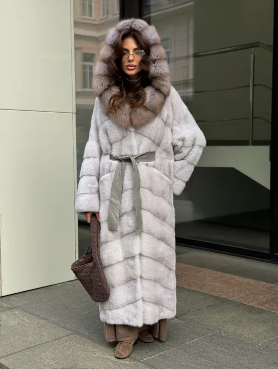 Шуба норковая серо-голубого цвета с капюшоном из куницы - фото 10