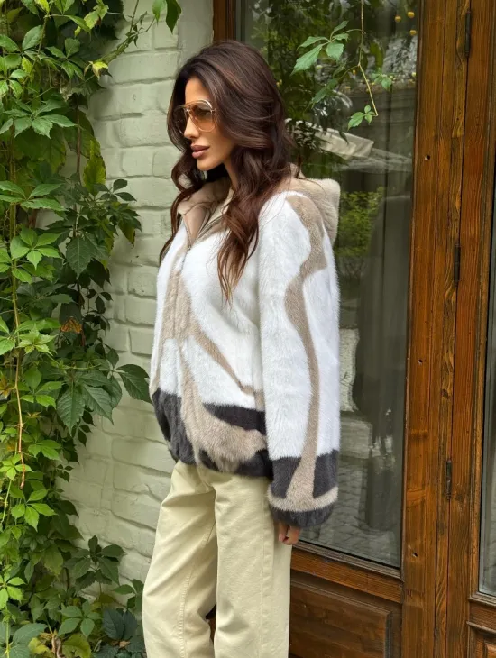 Стильная норковая куртка с капюшоном - фото 4