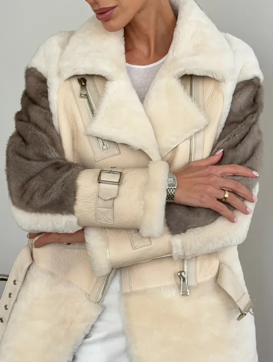 Удлиненная дубленка из натуральной овчины с рукавами из меха норки – молочный - фото 2