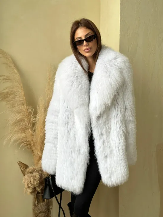 Шуба из меха белой лисы - фото 3